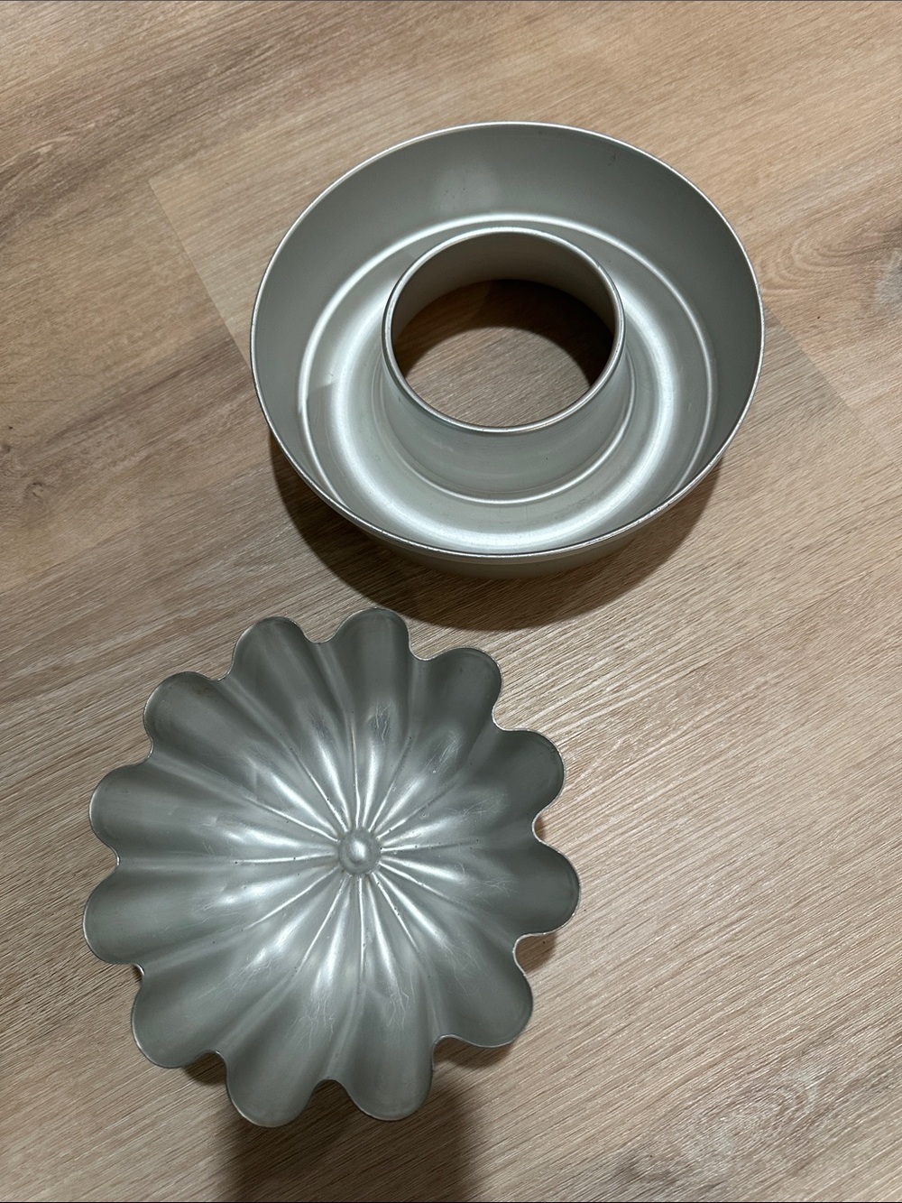 2 Mirro Vintage Cake Pans USA the finest Aluminum